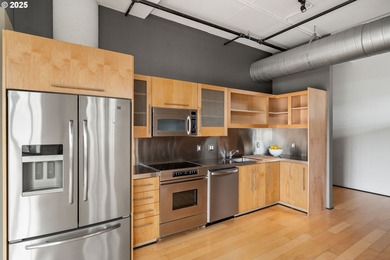 Dramatic New York SOHO styled condominium in the heart of
