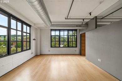 Dramatic New York SOHO styled condominium in the heart of