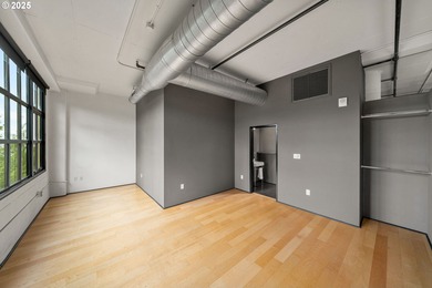 Dramatic New York SOHO styled condominium in the heart of