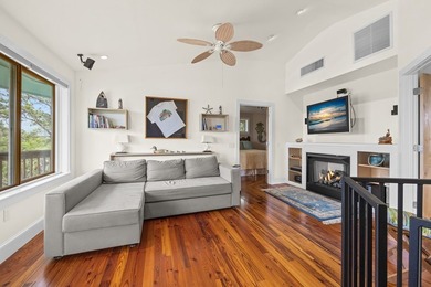 WATERFRONT HOUSE FOR SALE IN Suwannee!! This charming 3-bedroom - photo 16