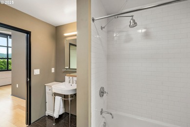 Dramatic New York SOHO styled condominium in the heart of