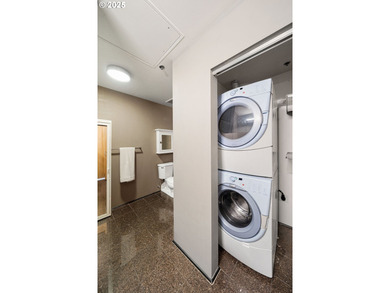 Dramatic New York SOHO styled condominium in the heart of