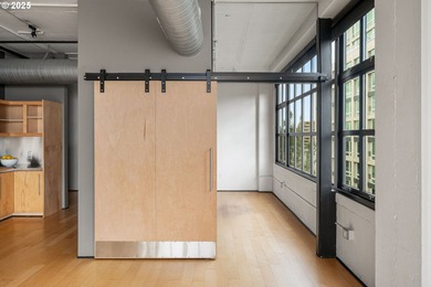 Dramatic New York SOHO styled condominium in the heart of