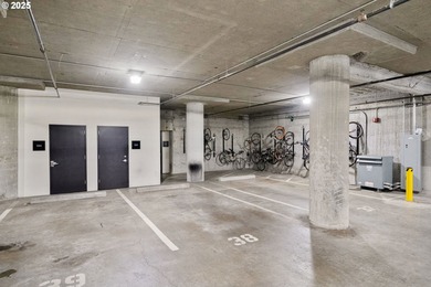 Dramatic New York SOHO styled condominium in the heart of