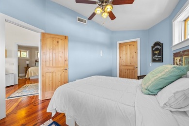 WATERFRONT HOUSE FOR SALE IN Suwannee!! This charming 3-bedroom - photo 24