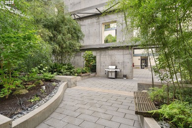 Dramatic New York SOHO styled condominium in the heart of