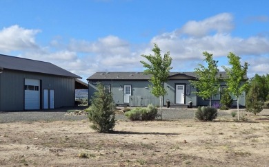 Lake Home For Sale in Christmas Valley, Oregon