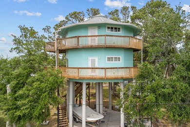 WATERFRONT HOUSE FOR SALE IN Suwannee!! This charming 3-bedroom - photo 42