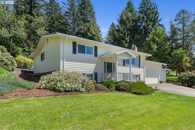Stunning Valley Views & Coastal Convenience. This immaculate - photo 1