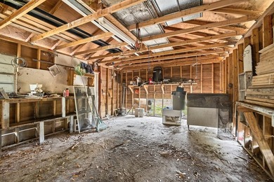 WATERFRONT HOUSE FOR SALE IN Suwannee!! This charming 3-bedroom - photo 52
