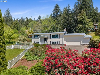 Stunning Valley Views & Coastal Convenience. This immaculate - photo 2