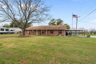 Charming Brick Home Ready for Its Next Owners! This brick home - photo 2