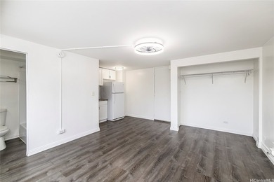 Affordable, move-in ready studio with modern upgrades, ideal for - photo 6