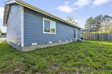 Beautifully Remodeled Home Near Trails and the Coast! Step - photo 36