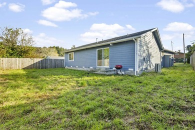 Beautifully Remodeled Home Near Trails and the Coast! Step - photo 37