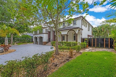 Stunning home in Royal Lakes in Miami Lakes. The home features - photo 3