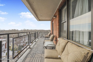 Spacious 3 bedroom, 2 bath, sun filled gorgeous, updated condo - photo 18