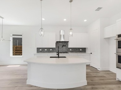 Ready Now! Feel like a Royal in our Elizabeth plan. Step into - photo 5