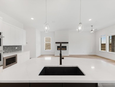 Ready Now! Feel like a Royal in our Elizabeth plan. Step into - photo 8