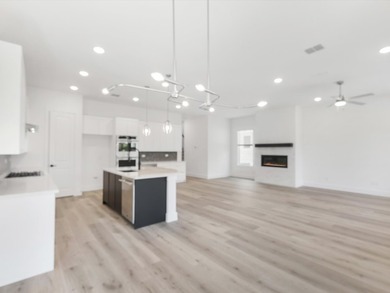 Ready Now! Feel like a Royal in our Elizabeth plan. Step into - photo 10