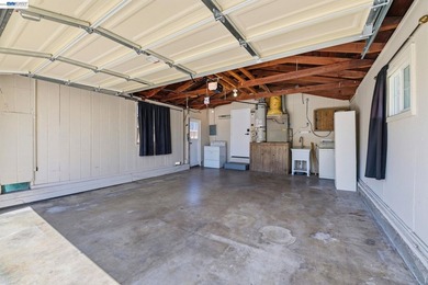 Welcome to a beautifully refreshed home that combines comfort - photo 32