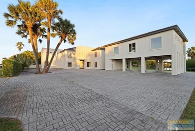 Incredible HOME with lake views on a golf course.Very desirable - photo 2