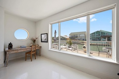This exquisite, fully remodeled waterfront paradise offers - photo 12