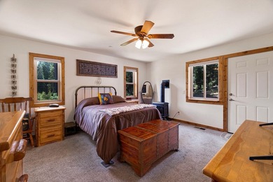 This well-appointed mountain style retreat offers excellent - photo 13