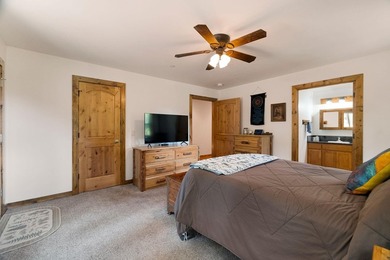This well-appointed mountain style retreat offers excellent - photo 14