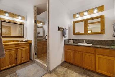 This well-appointed mountain style retreat offers excellent - photo 15