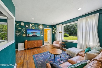 Updated 3-bedroom bungalow on a rare cul-de-sac featuring a new - photo 12
