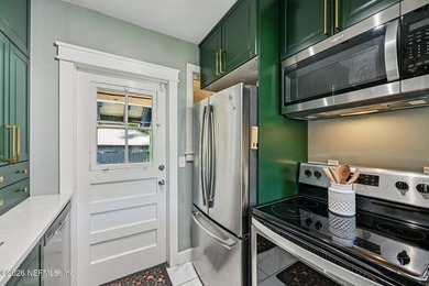 Updated 3-bedroom bungalow on a rare cul-de-sac featuring a new - photo 18