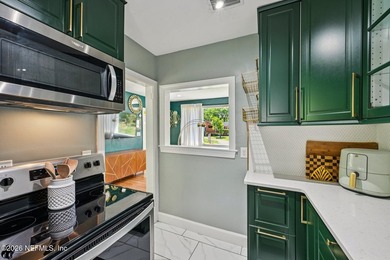 Updated 3-bedroom bungalow on a rare cul-de-sac featuring a new - photo 19