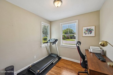 Updated 3-bedroom bungalow on a rare cul-de-sac featuring a new - photo 21