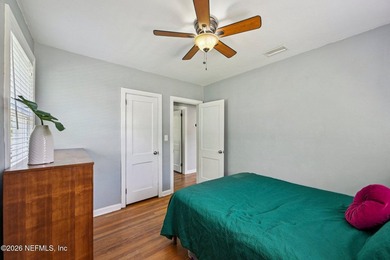 Updated 3-bedroom bungalow on a rare cul-de-sac featuring a new - photo 24