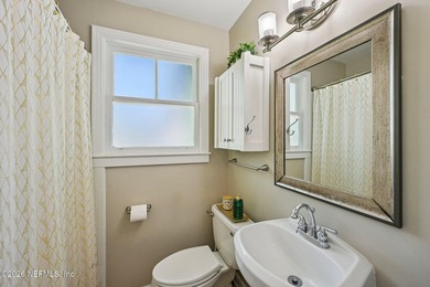Updated 3-bedroom bungalow on a rare cul-de-sac featuring a new - photo 28
