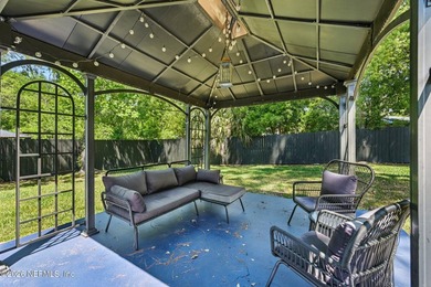 Updated 3-bedroom bungalow on a rare cul-de-sac featuring a new - photo 29