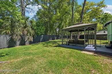 Updated 3-bedroom bungalow on a rare cul-de-sac featuring a new - photo 32