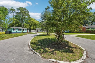 Updated 3-bedroom bungalow on a rare cul-de-sac featuring a new - photo 35
