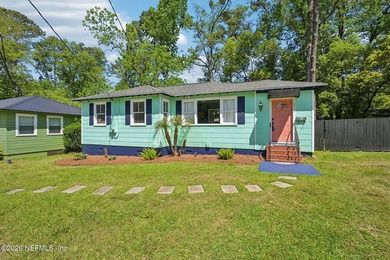 Updated 3-bedroom bungalow on a rare cul-de-sac featuring a new - photo 37