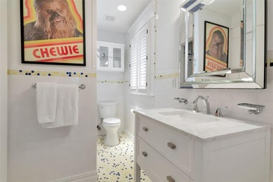 Located in the heart of historic Hyde Park, this beautifully - photo 18