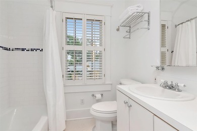 Located in the heart of historic Hyde Park, this beautifully - photo 24