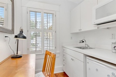 Located in the heart of historic Hyde Park, this beautifully - photo 25