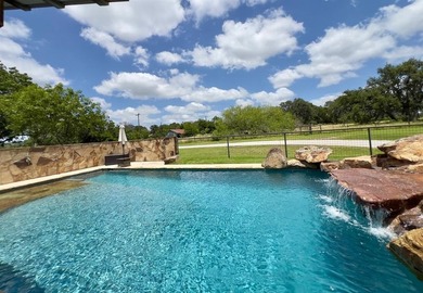 Rare opportunity to acquire a home in the heart of the hill - photo 4