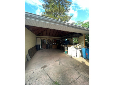 Well maintained 2 family home with a driveway and garage in - photo 5