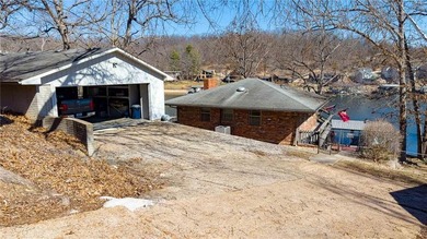 Nestled at the 8 MM in Buck Creek Cove, this lakefront retreat - photo 4