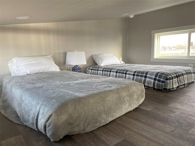 Enjoy lakefront living at its best in this charming tiny home - photo 6