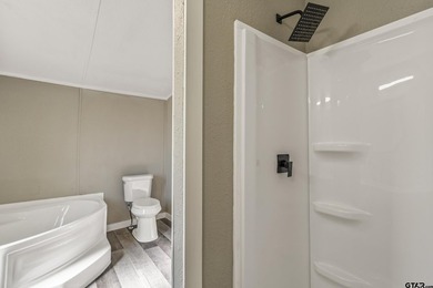 Welcome to this beautifully updated 4-bedroom, 2-bathroom mobile - photo 7