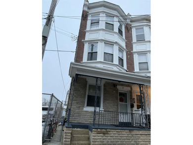 Investors delight. This 5 bedroom house can easily be used as a - photo 2