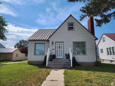 Gorgeous and generously-sized 3 story home on a quiet street in - photo 2